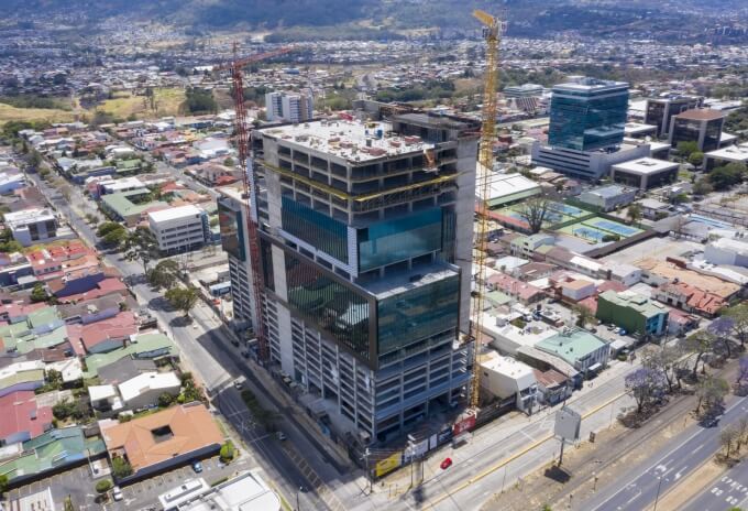 Grua Potain MCT 205 constrói um dos edifícios mais modernos da Costa Rica (3) Pair-of-Potain-tower-cranes-erect-one-of-the-most-advanced-buildings-in-Costa-Rica-03.jpg