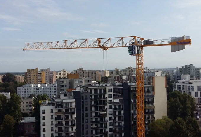 Three-Potain-cranes-keep-Warsaw-apartment-block-project-on-schedule-02.jpg