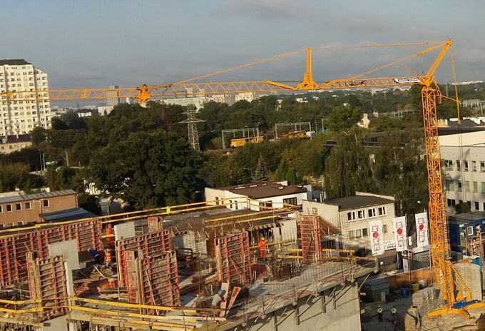 Three-Potain-cranes-keep-Warsaw-apartment-block-project-on-schedule-03.jpg