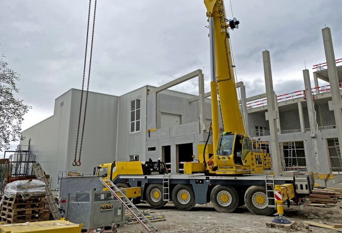 Grove GMK5150L von HABAU auf einer Baustelle in Österreich beim Einheben von Stützen, Trägern sowie Wand- und Deckenelementen im Jahr 2020. Grove-GMK5150L-proves-a-reliable-allrounder-for-Austrian-company-HABAU-since-2018-2.jpg