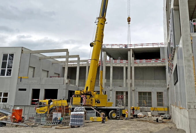 Grove GMK5150L von HABAU auf einer Baustelle in Österreich beim Einheben von Stützen, Trägern sowie Wand- und Deckenelementen im Jahr 2020. Grove-GMK5150L-proves-a-reliable-allrounder-for-Austrian-company-HABAU-since-2018-4.jpg