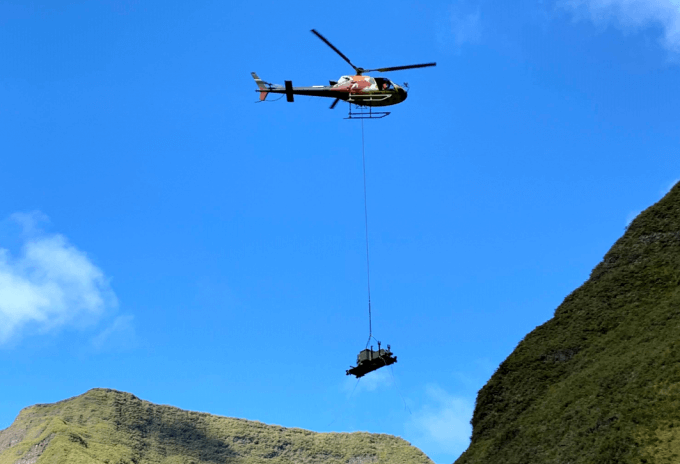 Potain-MCT-58-installed-by-helicopter-on-hydroelectric-dam-at-volcano-foot-04.PNG