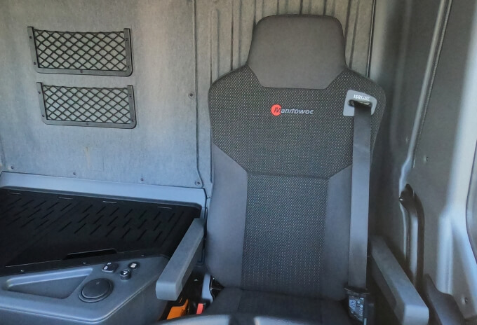 Un porteur tout confort : Manitowoc lance une nouvelle cabine porteur pour ses grues tout-terrain Grove à quatre et cinq essieux, d’une capacité de levage maximale de 150 tonnes (Image 3) Added-comfort-for-operators-Manitowoc-launches-new-carrier-cab-on-four-and-five-axle-Grove-all-terrain-cranes-3.jpg