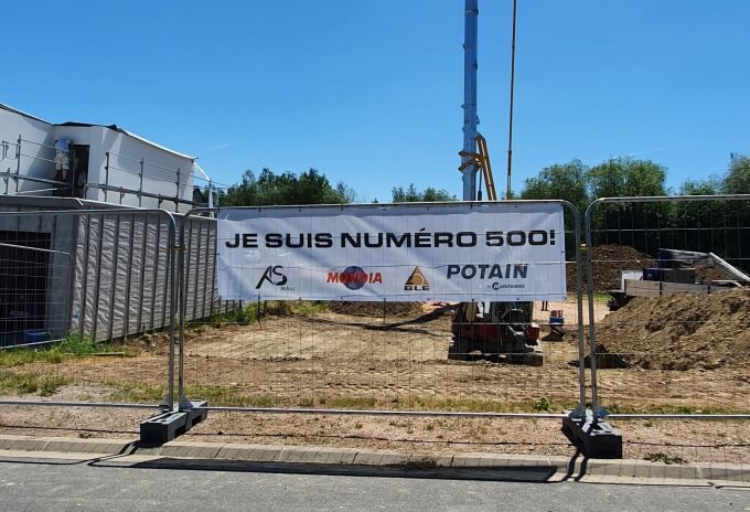 La 500ème grue à montage automatisé vendue par BLE, une Hup 40-30, a été remise à la société AS Bau.