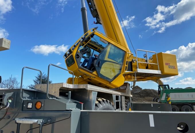 The cab on the Grove GRT655L rough-terrain crane is tiltable up to 20 degrees. Five-key-points-to-know-about-the-Grove-GRT655-GRT655L-rough-terrain-crane-4.jpg
