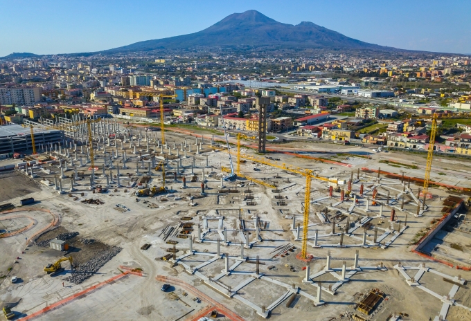 Cranes working on the Maximall Pompeii site with Mount Vesuvius in the background. Potain-MCT-88-and-MDT-189-cranes-construct-Maximall-Pompeii-tourist-hub-in-Italy1.jpg