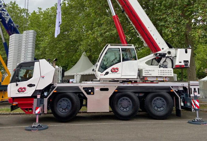 One of Groupe Cayon’s new GMK3060L-1 cranes at JDL Expo 2021 in France. Three-Grove-GMK3060L-1-and-one-GMK5150L-1-for-Cayon-3.jpg