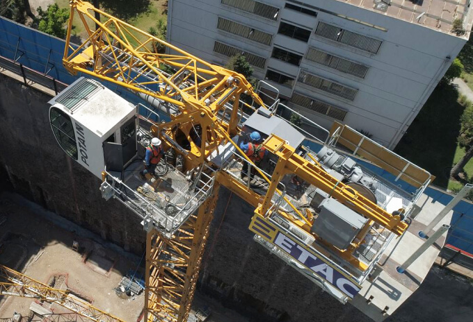 South-American-company-Gruas-y-Equipos-Cruz-del-Sur-overcomes-space-restricted-urban-jobs-with-Potain-MCH-125-2.jpg
