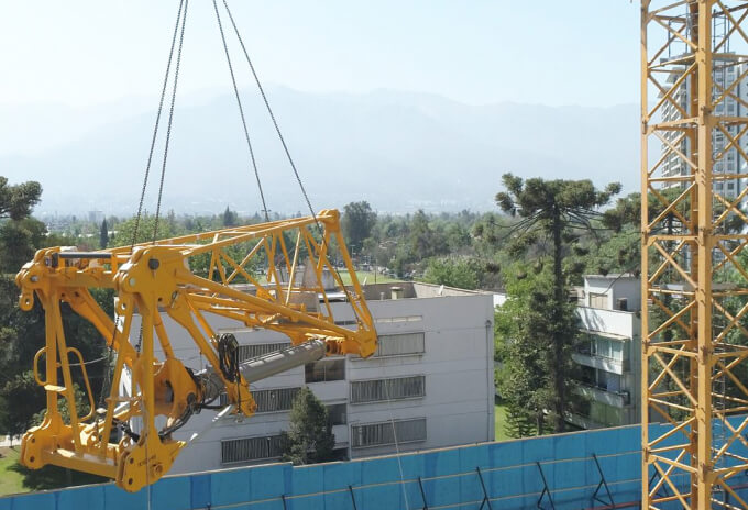 South-American-company-Gruas-y-Equipos-Cruz-del-Sur-overcomes-space-restricted-urban-jobs-with-Potain-MCH-125-3.jpg