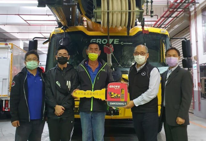 Celebrating the delivery are (left to right): Leon Huang, Champion Auto; Tony Lin, Huixiang Crane Lifting; Lin De Siang, Huixiang Crane Lifting; Terry Lee, Champion Auto; Henri Lee, Champion Auto. Huixiang-Crane-Lifting-in-Taiwan-welcomes-its-first-Grove-crane-01.jpg