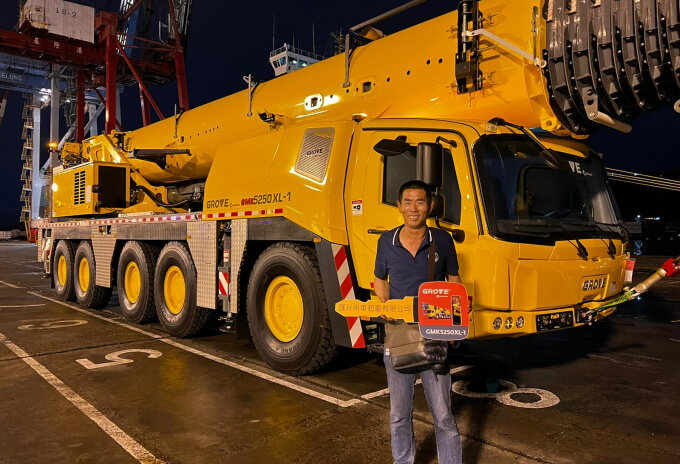 Lin De Siang of Huixiang Crane Lifting in front of the company’s new GMK5250XL-1 Huixiang-Crane-Lifting-in-Taiwan-welcomes-its-first-Grove-crane-02.jpg