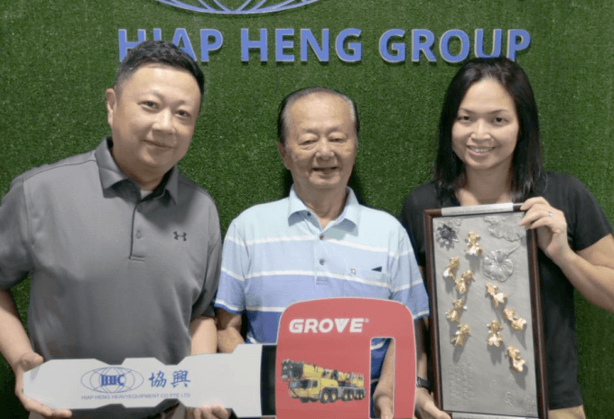 Brian Wang, Manitowoc, Foo See Han, Hiap Heng, and Joyce Foo, Hiap Heng, during the handover ceremony for the new GMK6300L-1. Hiap-Heng-makes-first-Grove-acquisition-with-new-GMK6300L-1-(1).png
