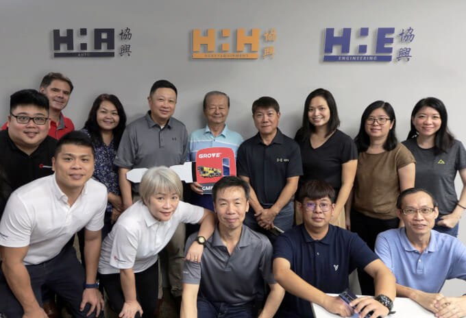 Team Manitowoc and Hiap Heng celebrating the latest acquisition. Hiap-Heng-makes-first-Grove-acquisition-with-new-GMK6300L-1-(2).jpg