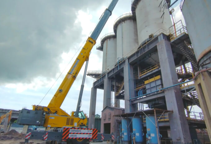 Grove GMK5250XL-1 desempenha papel fundamental em complexa desmontagem de usina em Vitória (2) Grove-GMK5250XL-1-plays-key-role-in-challenging-building-disassembling-job-in-Brazil-2.jpg