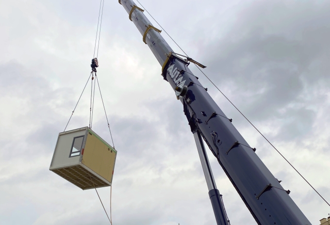 La grue tout-terrain Grove GMK6300L-1 est équipée d'un contrepoids de 74,5 t pour soulever des modules préfabriqués destinés à l'extension d'un hôpital local. GCA-subsidiary-AUTAA-deploys-new-Grove-crane-for-hospital-expansion-in-France-1.jpg