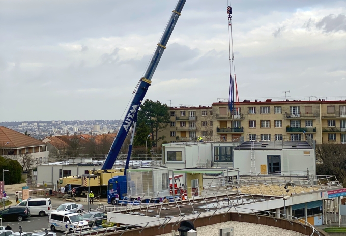 La GMK6300L-1 sur site à l'hôpital Saint Camille de Bry-sur-Marne, à 17 km à l'est de Paris. GCA-subsidiary-AUTAA-deploys-new-Grove-crane-for-hospital-expansion-in-France-2.jpg