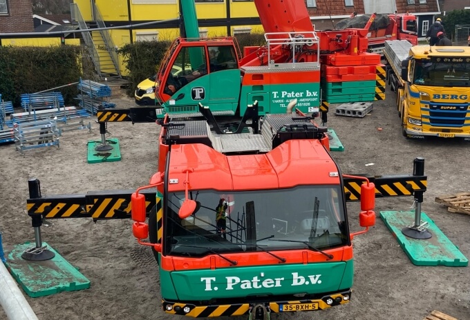 Pater’s newest 150 t Grove GMK5150XL all-terrain crane on site in the village of Tienhoven, the Netherlands. Dutch-crane-company-goes-XL-with-Grove-to-boost-growth-01.jpg