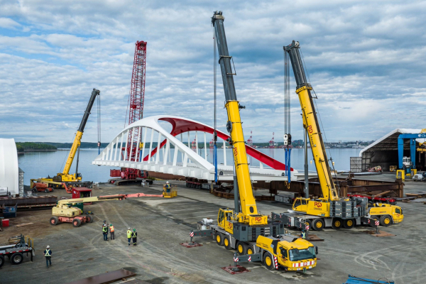 Canadian-company-RD-Crane-brings-together-four-cranes-to-deliver-major-Toronto-bridge-1.jpg