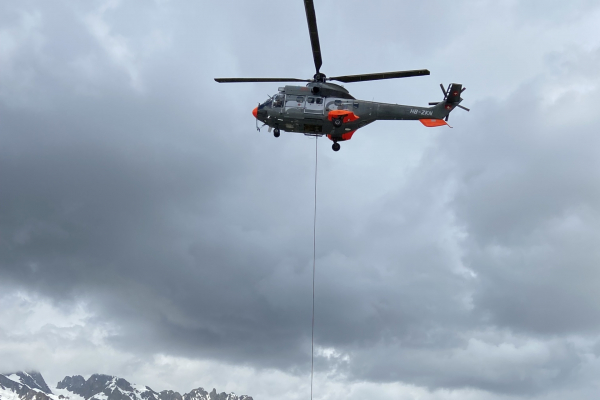 MTW-News--Potain-MDT-109-cranes-assembled-by-helicopter-on-French-glacier-04.jpg