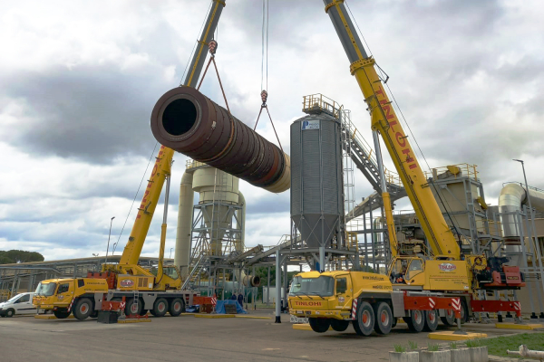 Perfect-pair--Grove-cranes-used-in-tandem-on-two-complex-projects-in-Spain-3.jpg