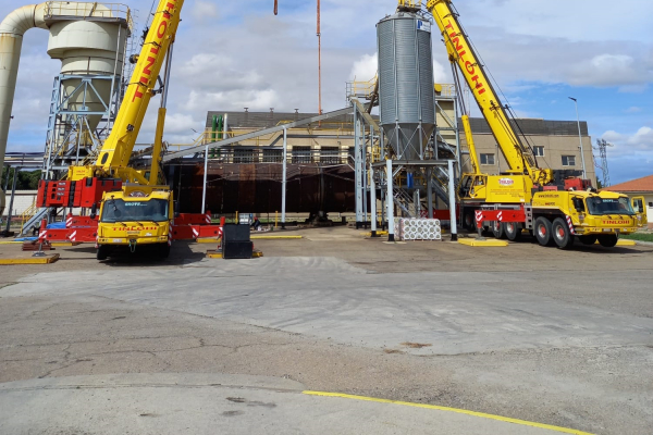 Perfect-pair--Grove-cranes-used-in-tandem-on-two-complex-projects-in-Spain-4.jpg