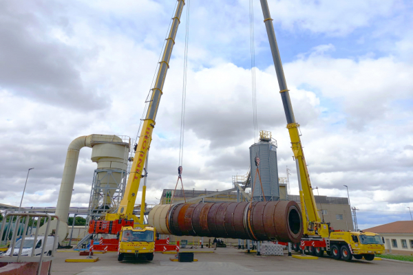 Perfect-pair--Grove-cranes-used-in-tandem-on-two-complex-projects-in-Spain-5.jpg