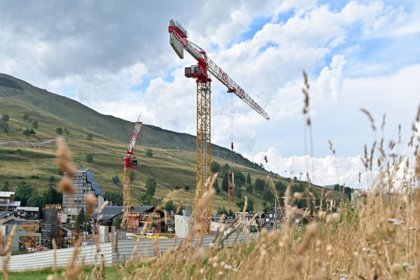 Potain-cranes-triumph-in-remote-French-Alps-cable-car-project-03.jpg