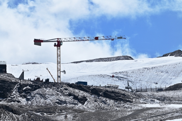 Potain-cranes-triumph-in-remote-French-Alps-cable-car-project-06.jpg