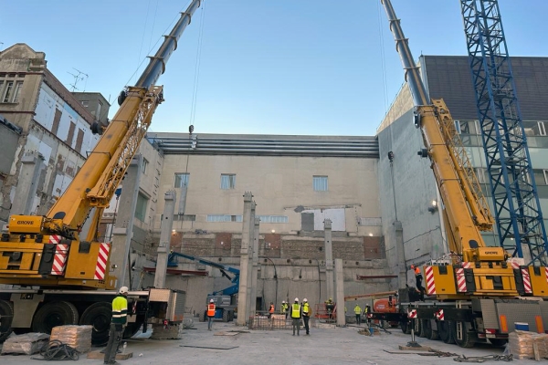 Spanish-crane-rental-company-chooses-Grove-for-local-hospital-remodeling-02.jpg