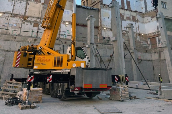 Spanish-crane-rental-company-chooses-Grove-for-local-hospital-remodeling-03.jpg