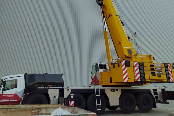Spanish-crane-rental-company-chooses-Grove-for-local-hospital-remodeling-04.jpg