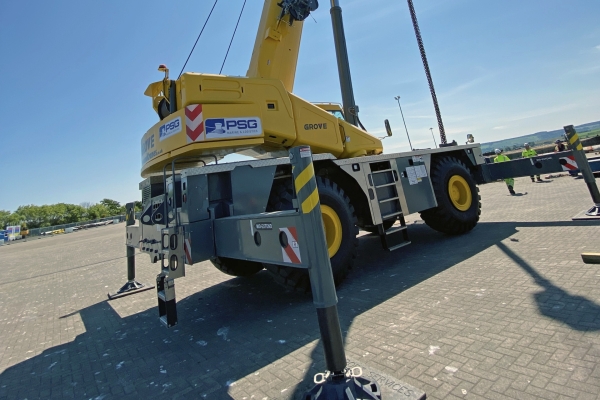 PSG-Marine-and-Logistics-takes-delivery-of-the-first-Grove-GRT8100-1-to-arrive-in-the-UK-01.jpg