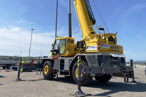 PSG-Marine-and-Logistics-takes-delivery-of-the-first-Grove-GRT8100-1-to-arrive-in-the-UK-03.jpg