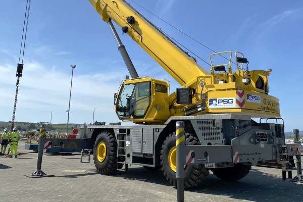 PSG-Marine-and-Logistics-takes-delivery-of-the-first-Grove-GRT8100-1-to-arrive-in-the-UK-04.jpg