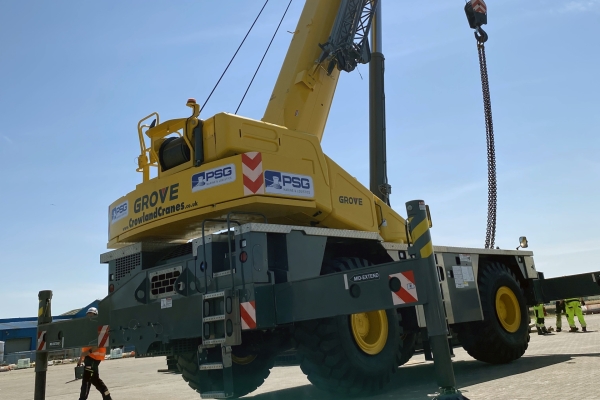 PSG-Marine-and-Logistics-takes-delivery-of-the-first-Grove-GRT8100-1-to-arrive-in-the-UK-07.jpg