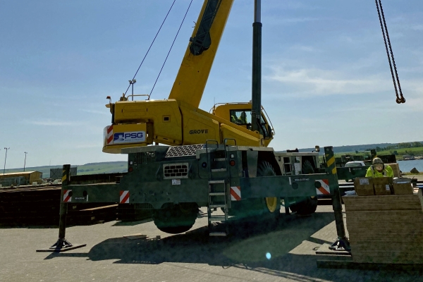 PSG-Marine-and-Logistics-takes-delivery-of-the-first-Grove-GRT8100-1-to-arrive-in-the-UK-09.jpg