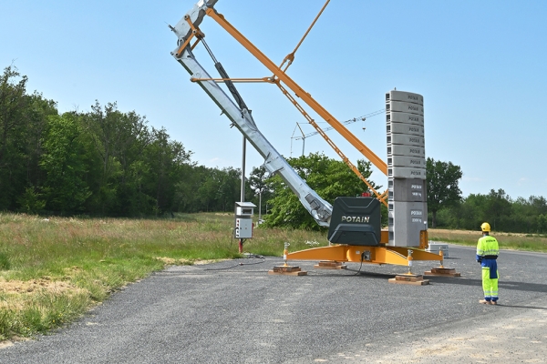 Potain-launches-first-crane-in-the-new-Evy-self-erecting-range-02.jpg