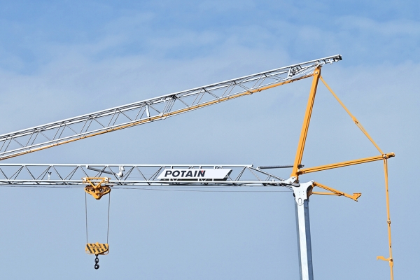 Potain-launches-first-crane-in-the-new-Evy-self-erecting-range-03.jp