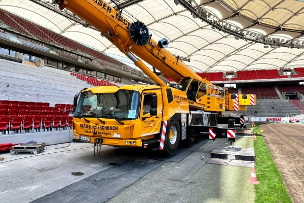 Grove-GMK5250XL-1-extends-helping-hand-to-German-soccer-club-Stuttgart-1.jpeg