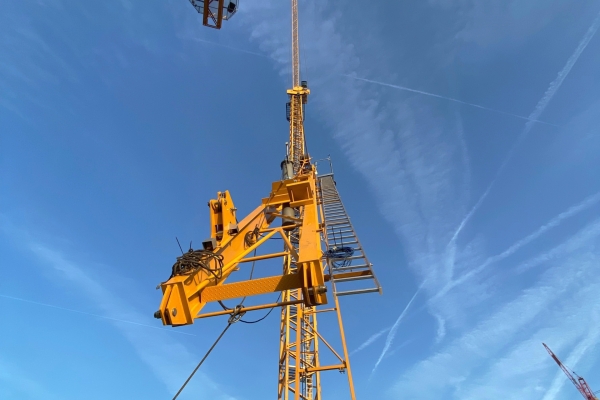Worlds-first-Potain-MR-229-luffing-jib-crane-erected-in-London-UK-4.jpg