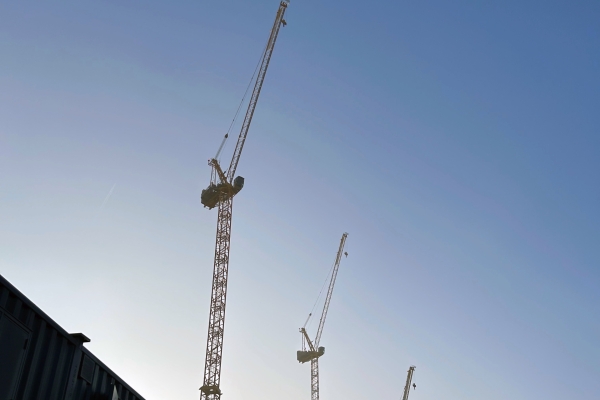 Worlds-first-Potain-MR-229-luffing-jib-crane-erected-in-London-UK-6.jpg