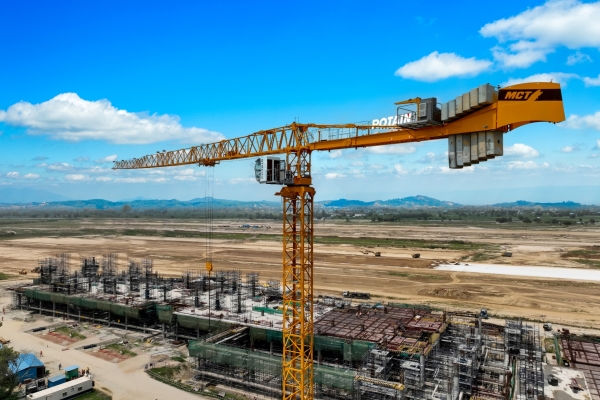 Five-Potain-cranes-chosen-for-Indias-groundbreaking-new-airport-02.jpg