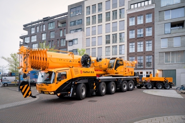 Tall-order--Grove-GMK5250XL-1-called-in-for-high-rise-project-in-downtown-Amsterdam-2.jpg