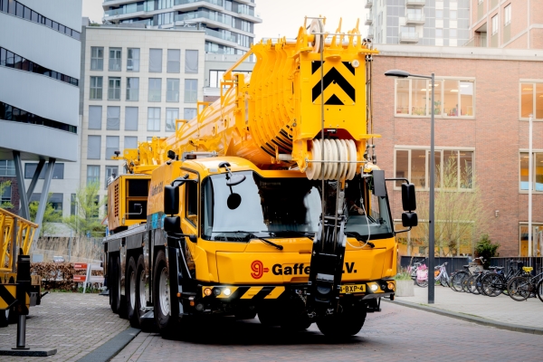Tall-order--Grove-GMK5250XL-1-called-in-for-high-rise-project-in-downtown-Amsterdam-4.jpg