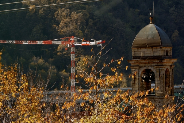Europes-largest-ever-Potain-top-slewing-cranes-tackle-massive-Gravagna-viaduct-refurbishment-in-Italy-6.jpg