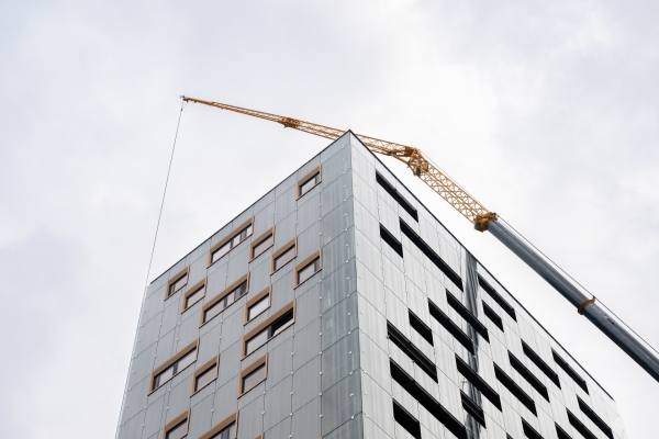Grove-GMK6300L-1-proves-perfect-for-compact-jobsite-in-downtown-Rotterdam-02.jpg