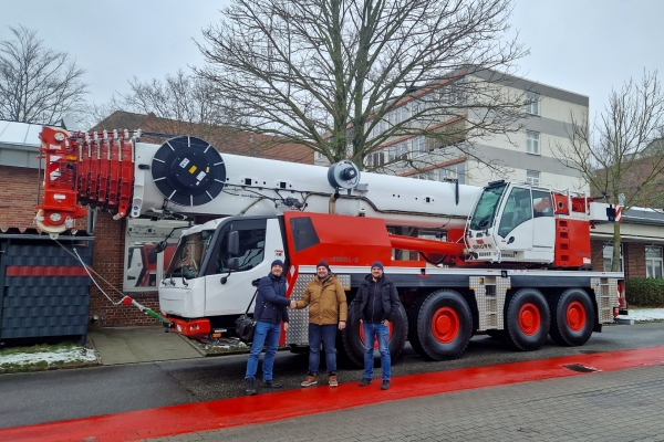 Polish-crane-rental-company-Karmax-adds-Grove-GMK4100L-2-01.jpg