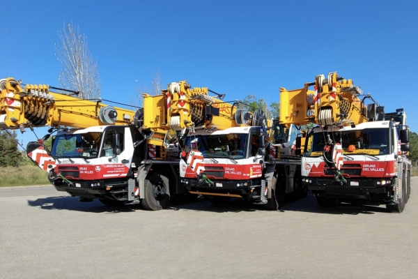 Gruas-del-Valles-receives-new-Grove-GMK3060L-1-cranes-01.jpg