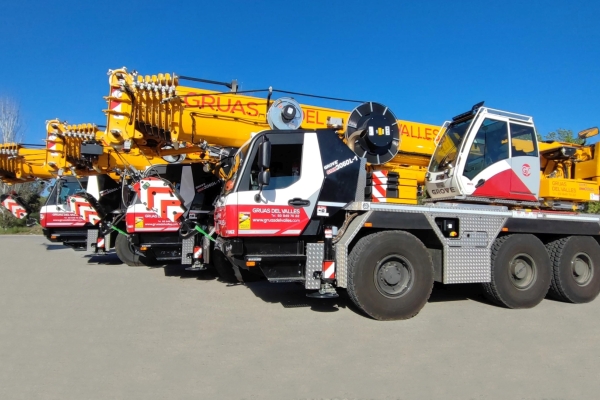 Gruas-del-Valles-receives-new-Grove-GMK3060L-1-cranes-02.jpg
