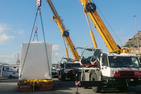 Gruas-del-Valles-receives-new-Grove-GMK3060L-1-cranes-04.jpg